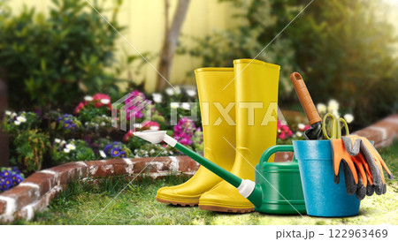 庭の花壇の前に置かれたガーデニングツール 庭の花壇の前に置かれたガーデニングツール 122963469
