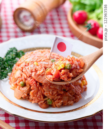 ウインナーと玉葱のチキンライス ( ケチャップライス ) ウインナーと玉葱のチキンライス ( ケチャップライス ) 122963586