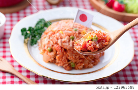 ウインナーと玉葱のチキンライス ( ケチャップライス ) ウインナーと玉葱のチキンライス ( ケチャップライス ) 122963589