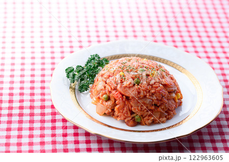 ウインナーと玉葱のチキンライス ( ケチャップライス ) ウインナーと玉葱のチキンライス ( ケチャップライス ) 122963605