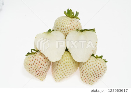 佐賀県産 天使のイチゴ 希少な白いイチゴ 佐賀県産 天使のイチゴ 希少な白いイチゴ 122963617