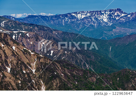 谷川岳山頂から見る残雪の苗場山と北アルプス・白馬連峰 122963647