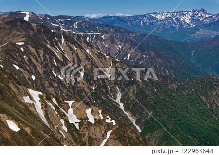 谷川岳山頂から見る残雪の仙ノ倉山・苗場山と北アルプス・白馬連峰 谷川岳山頂から見る残雪の仙ノ倉山・苗場山と北アルプス・白馬連峰 122963648