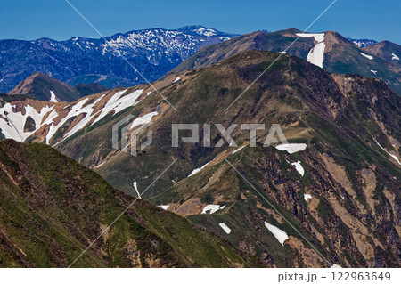 谷川岳山頂から見る残雪の万太郎山・仙ノ倉山と白砂山 谷川岳山頂から見る残雪の万太郎山・仙ノ倉山と白砂山 122963649