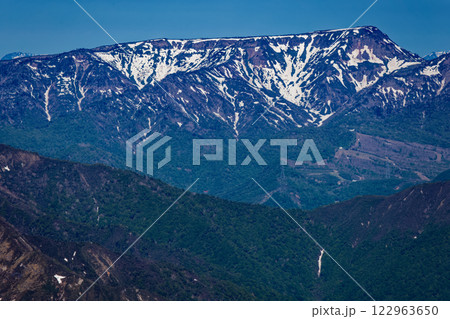 谷川岳山頂から見る残雪の苗場山 谷川岳山頂から見る残雪の苗場山 122963650