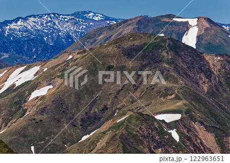 初夏の谷川岳山頂から見る万太郎山・仙ノ倉山と白砂山 122963651