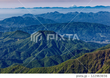 初夏の谷川岳山頂から見る吾妻耶山・榛名山と富士山遠望 122963656