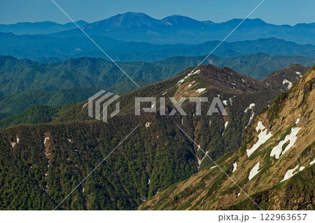 初夏の谷川岳山頂から見る浅間山と蓼科山 122963657