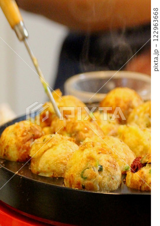 たこ焼きを焼く たこ焼きを焼く 122963668