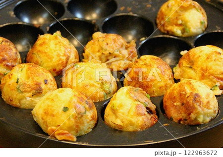 たこ焼きを焼く たこ焼きを焼く 122963672