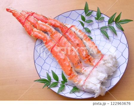 大皿に盛られたたらば蟹 122963676