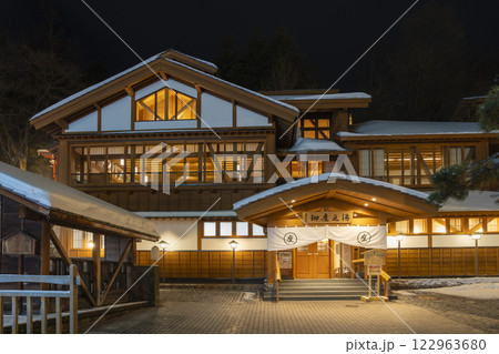 草津温泉の白旗源泉と御座之湯の夜景 122963680