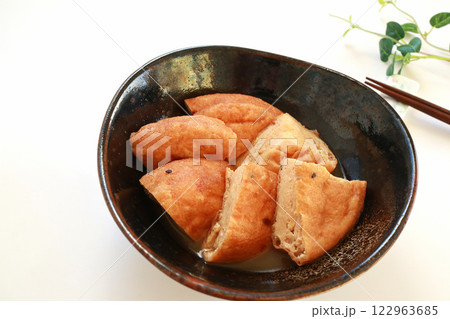 がんもどきの煮物　白背景 122963685