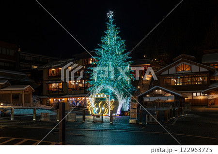 草津温泉のクリスマスツリー 122963725