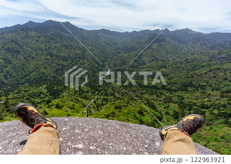 屋久島の白谷雲水峡の太鼓岩からの光景 122963921