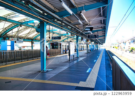 小田急 片瀬江ノ島駅ホーム3000形車両の風景 小田急 片瀬江ノ島駅ホーム3000形車両の風景 122963959