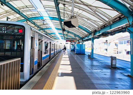 小田急 片瀬江ノ島駅ホーム3000形車両の風景 小田急 片瀬江ノ島駅ホーム3000形車両の風景 122963960