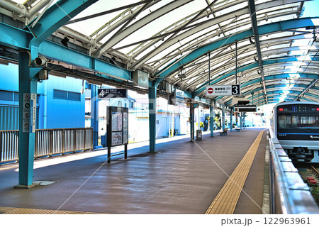 小田急 片瀬江ノ島駅ホーム3000形車両の風景 122963961