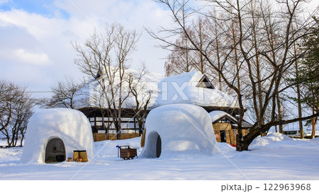 やわらかな日差しを受ける夕刻の古民家と　かまくら　秋田県　 122963968
