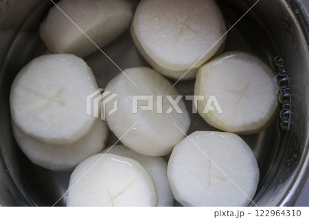下茹でしているお鍋の中の大根 122964310