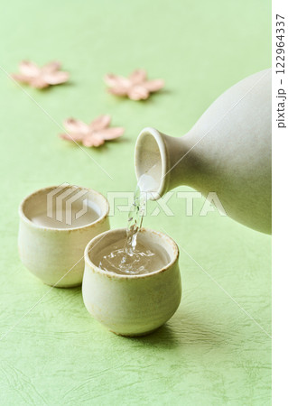 日本酒とお花見のイメージ 122964337