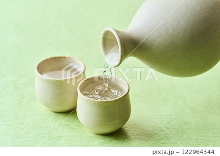 日本酒をお酌するイメージ 122964344