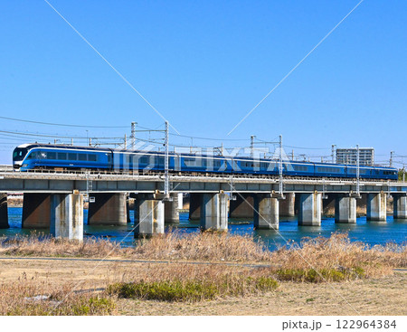 鉄橋の特急電車 鉄橋の特急電車 122964384