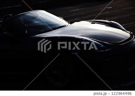 ツヤツヤの黒いオープンカー 122964496