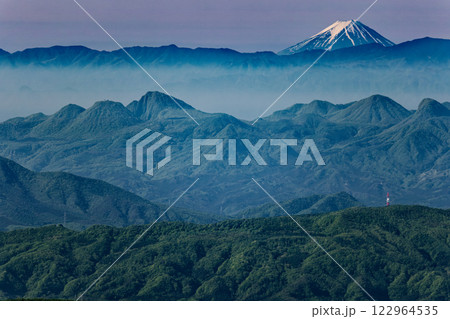 谷川岳山頂から遠望する初夏の富士山 122964535