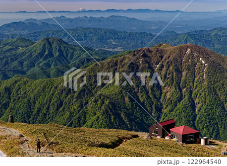 初夏の谷川岳山頂から見る肩の小屋と富士山遠望 122964540