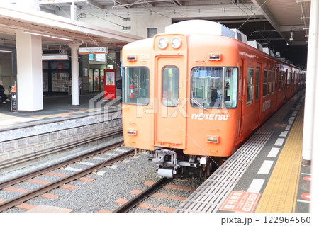 伊予鉄道郊外線 松山市駅のホームに停車する列車 122964560
