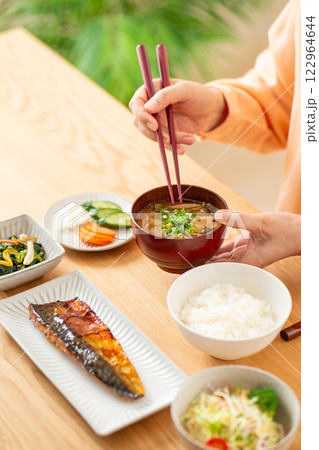 和食の朝食を食べるミドル女性 和食の朝食を食べるミドル女性 122964644