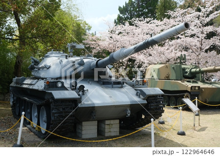 桂駐屯地の一般公開で展示された74式戦車 122964646