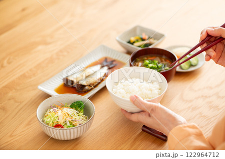 和食の朝食を食べるミドル女性 和食の朝食を食べるミドル女性 122964712