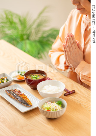 和食の朝食を食べるミドル女性 122964713