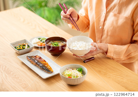 和食の朝食を食べるミドル女性 122964714