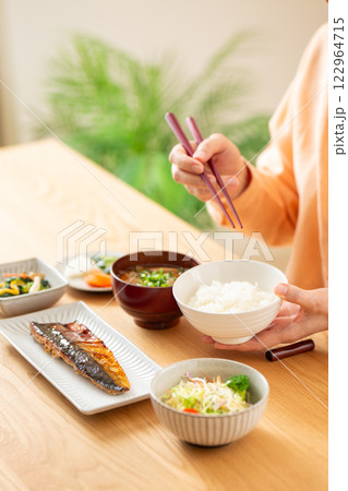 和食の朝食を食べるミドル女性 122964715