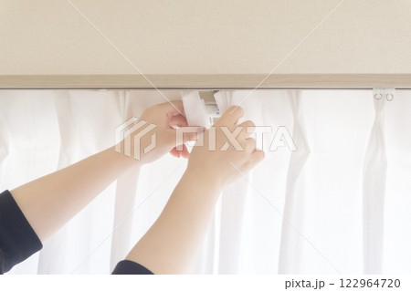 カーテンを取り付ける カーテンを取り付ける 122964720