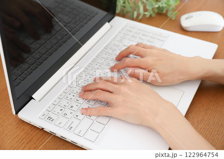 パソコンを使って仕事をする手元 パソコンを使って仕事をする手元 122964754