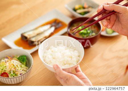 和食の朝食を食べるミドル女性 122964757