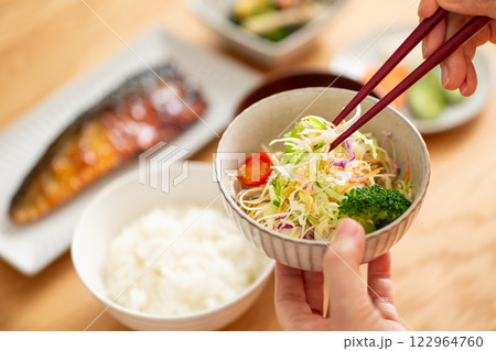 和食の朝食でサラダを食べるミドル女性 和食の朝食でサラダを食べるミドル女性 122964760