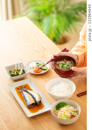 和食の朝食を食べるミドル女性 和食の朝食を食べるミドル女性 122964844