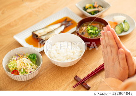 和食の朝食を食べるミドル女性 和食の朝食を食べるミドル女性 122964845