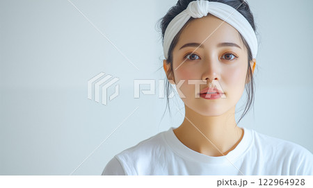 シンプルな背景で撮影された美しい女性のポートレート シンプルな背景で撮影された美しい女性のポートレート 122964928