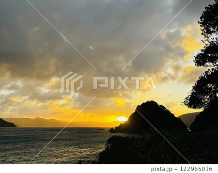 南国の海の夕焼けにうっとり 南国の海の夕焼けにうっとり 122965016