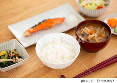 焼き鮭が並ぶ和食の朝ごはん 122965097