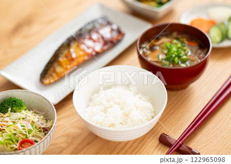 鯖の照り焼きが並ぶ和食の朝ごはん 122965098