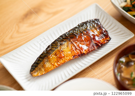 鯖の照り焼きが並ぶ和食の朝ごはん 122965099