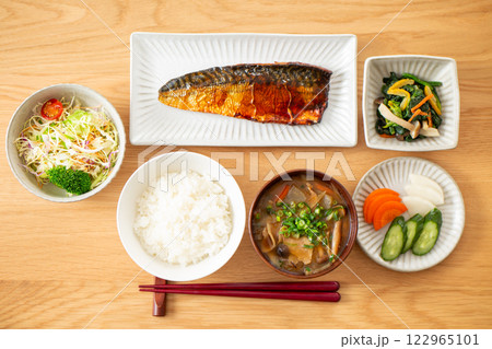 鯖の照り焼きが並ぶ和食の朝ごはん 122965101