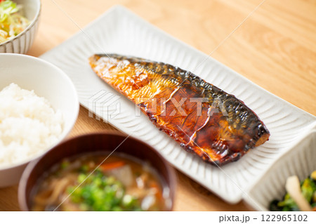 鯖の照り焼きが並ぶ和食の朝ごはん 122965102